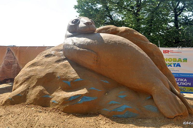 Sand Festival в России: скульптура тюленя на песчаном холме